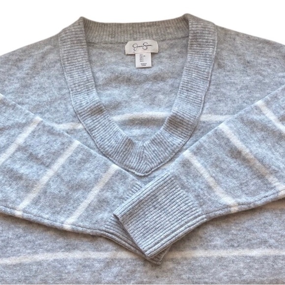 Jessica Simpson Striped V-Neck Sweater Size L Gray & White Preppy Fall Layers - Picture 7 of 12